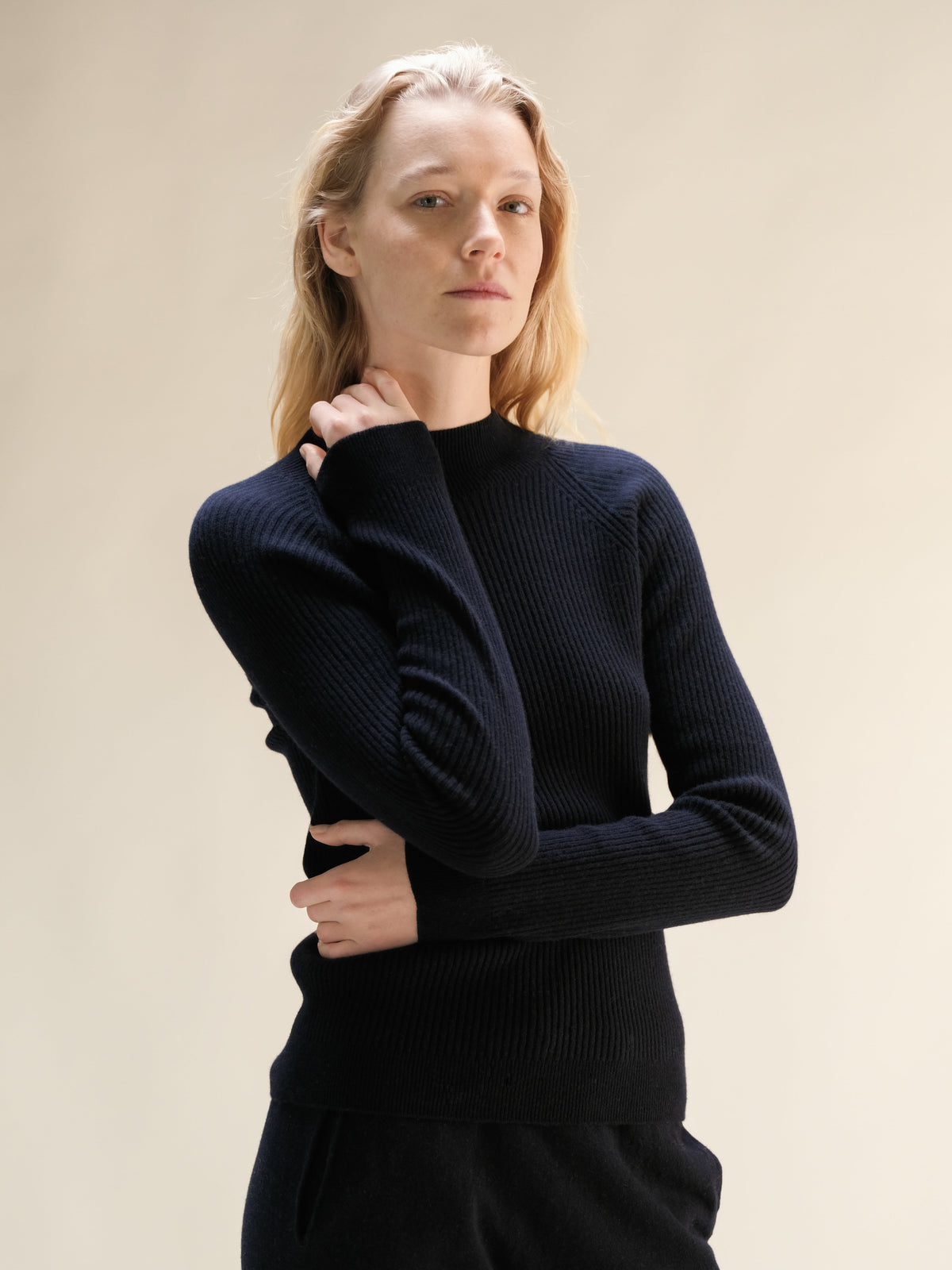 Modella con navy ribbed cashmere mix mock neck sweater con maniche lunghe