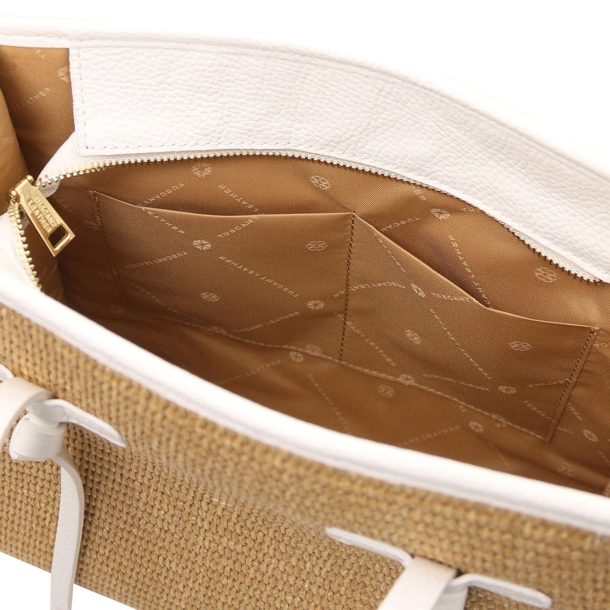 Geöffnetes straw effect shoulder bag with cognacfarbenes Futter and a goldfarbener Reissverschluss