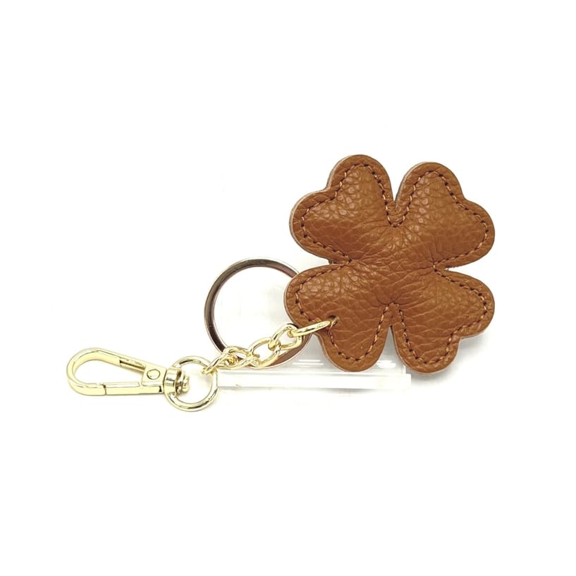Marrone Italian leather four leaf clover keyring con a gold chain e ring