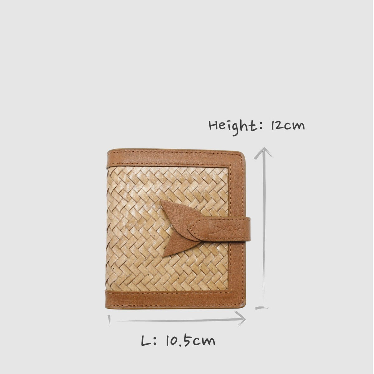 Lumi - Handwoven Leather Wallet | Castanho & Taupe with woven leather front, smooth brown trim, and leather tab closure shown with size dimensions.