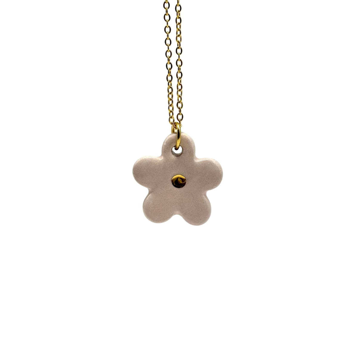 Pendente a fiore in ceramica rosa su catena dorata, sfondo bianco