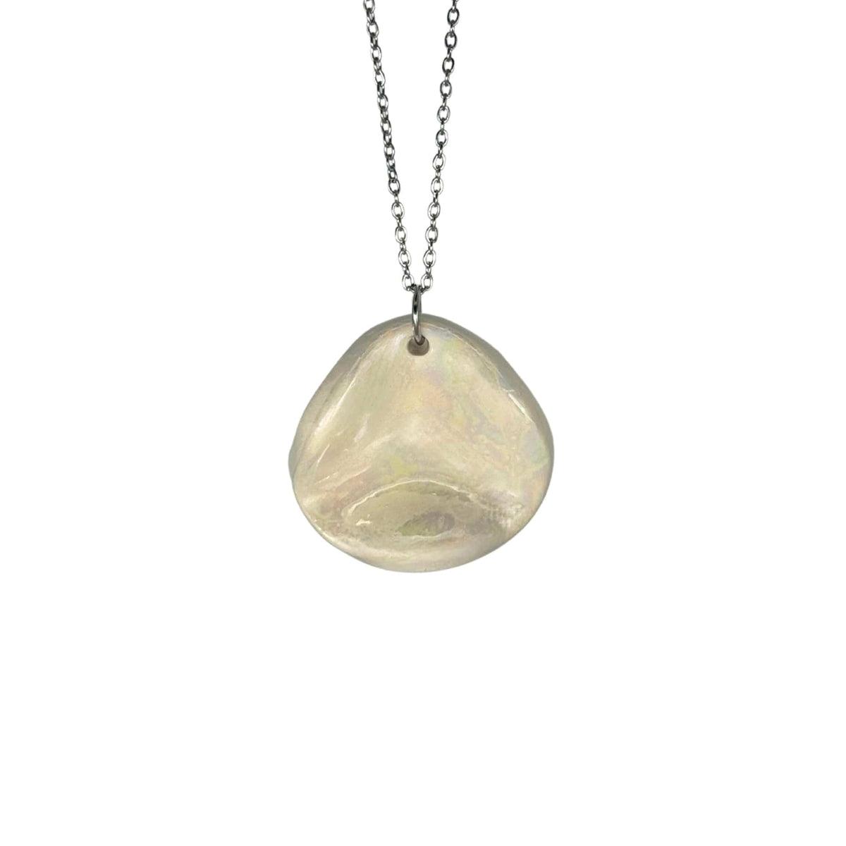Pendente in ceramica bianco perla su catena argentata su sfondo bianco