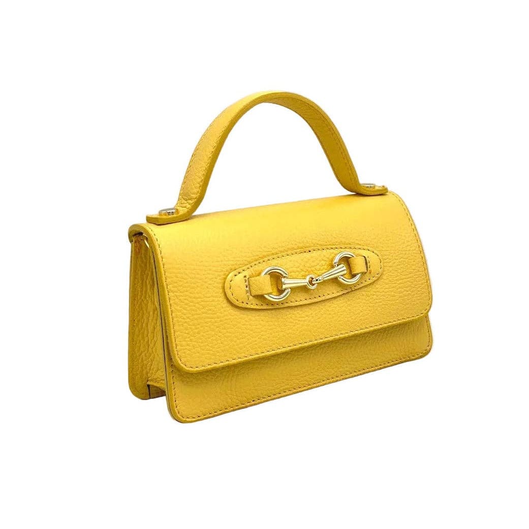 Amarillo handbag with a gold clasp sobre fondo blanco