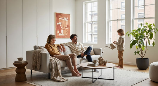 minimalistisches Wohnzimmer, moderne Wohnkultur, natürliches Licht
