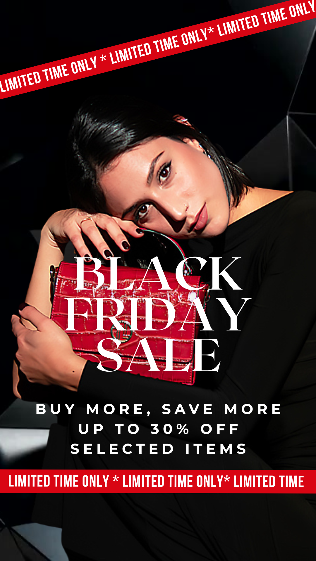 Immagine promozionale del Black Friday con una modella che tiene una borsa rossa e una vistosa scritta dedicata ai saldi.