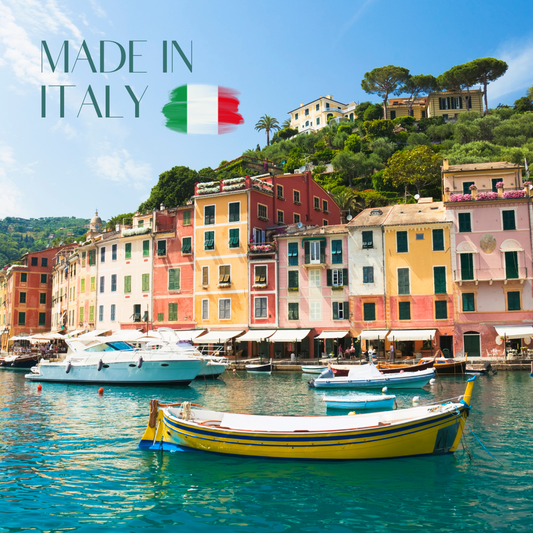 Kleurrijk Italiaans kustdorp met boten in de haven en een Made in Italy-vlag in penseelstreekstijl.