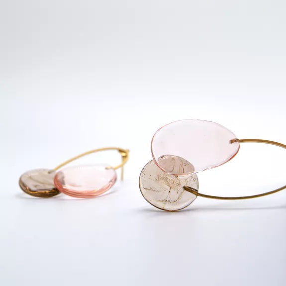 L’arte di abbinare gli accessori: come indossare i gioielli artigianali