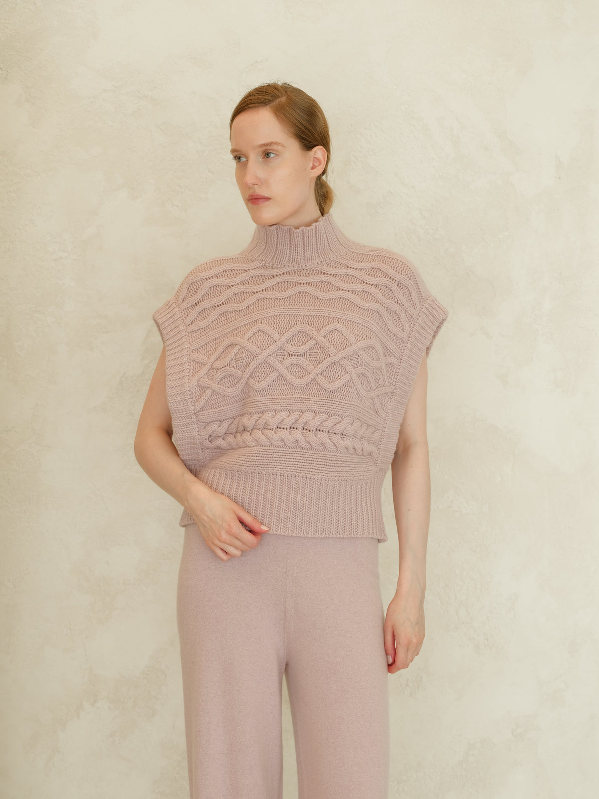 Rosa tenue cashmere mix maxi tunica a trecce con a high ribbed neck e chunky front cable pattern