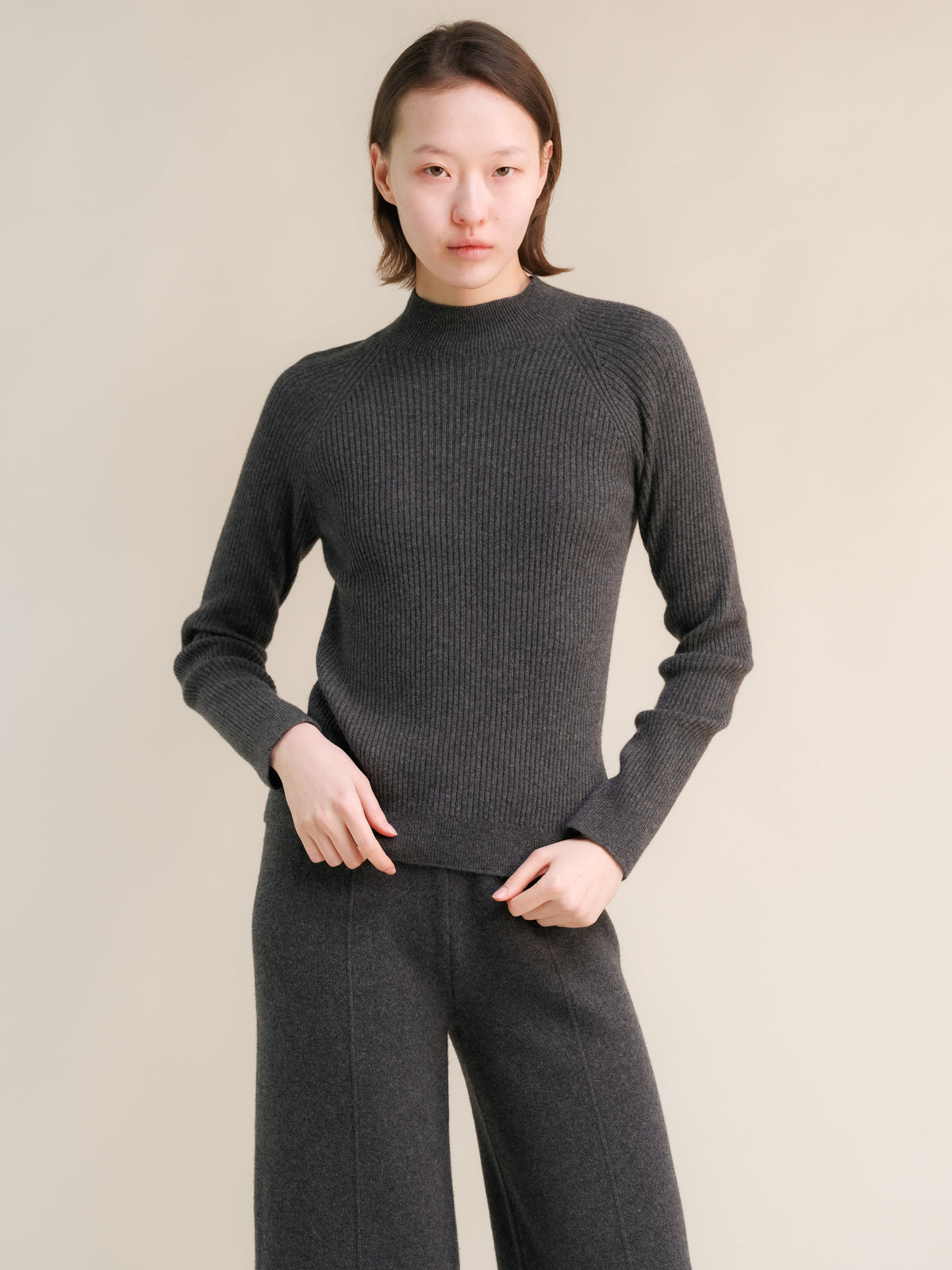 Maglia a collo alto corto in misto cashmere grigio scuro con lavorazione 3D a coste