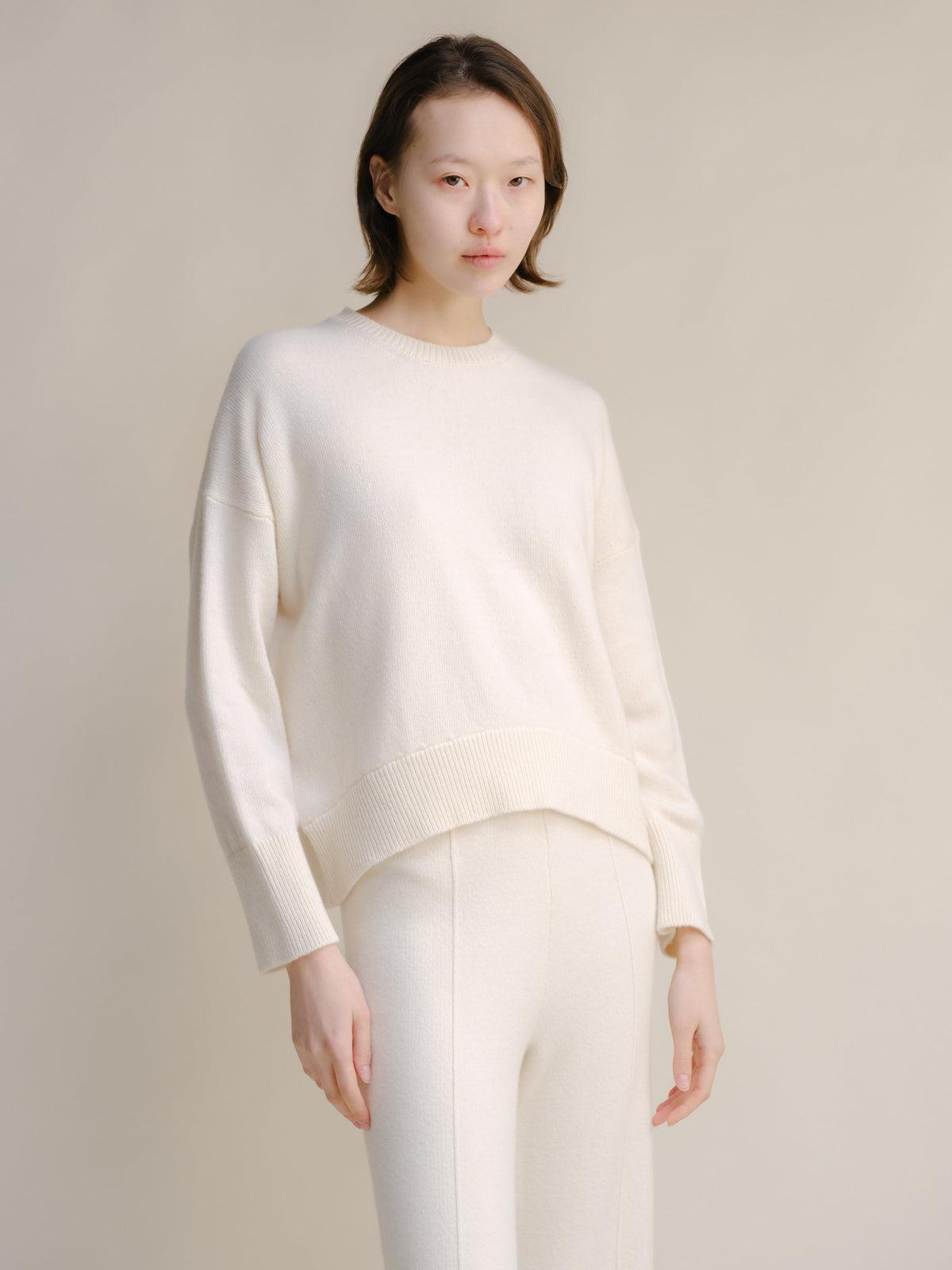 Modella con bianco cashmere mix maglione girocollo, vista frontale