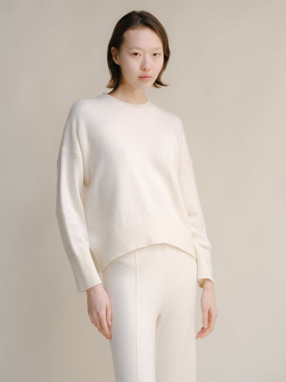 Modella con bianco cashmere mix maglione girocollo, vista frontale