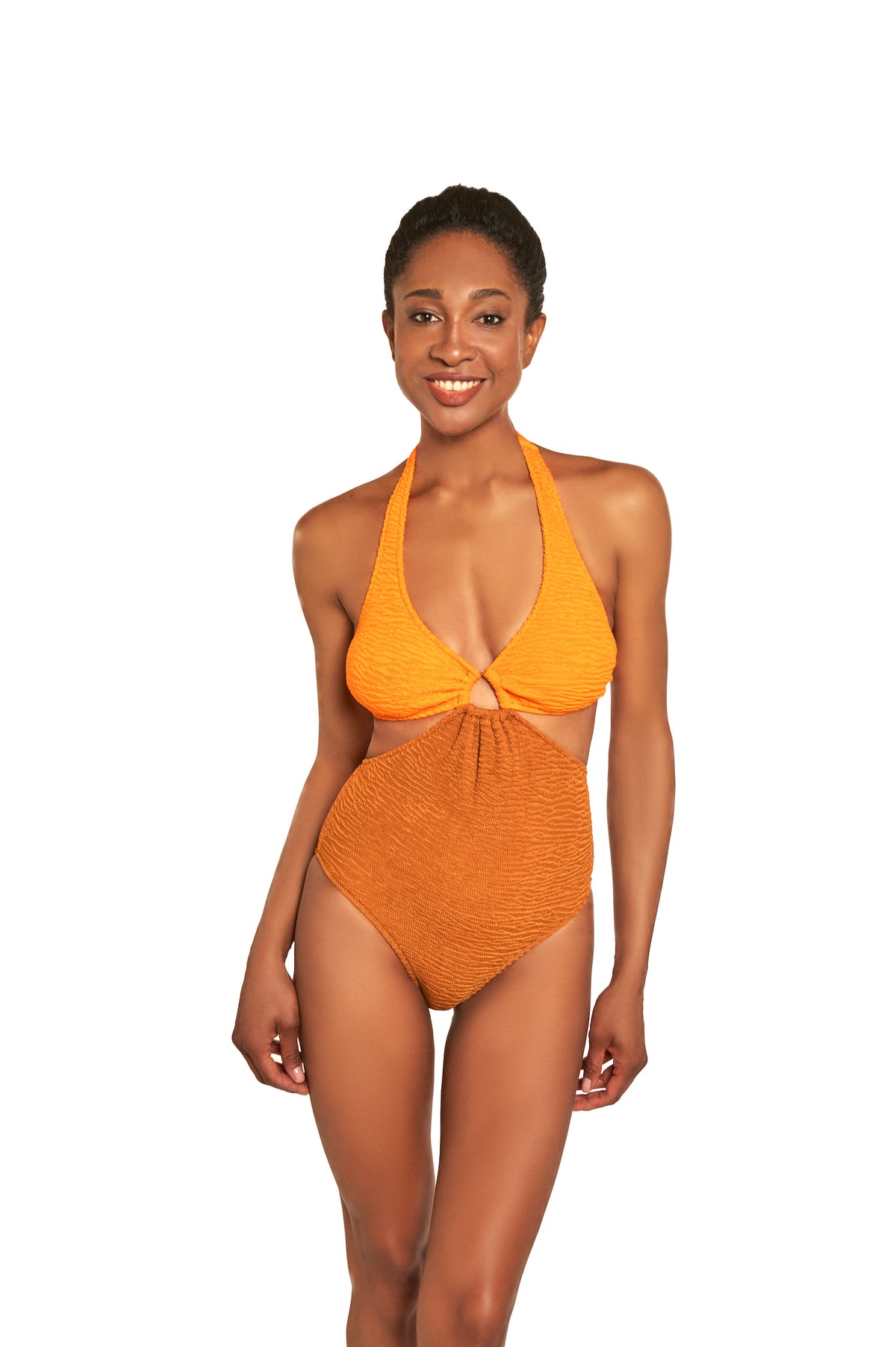 Frau trägt an orange bikini vor weissem Hintergrund