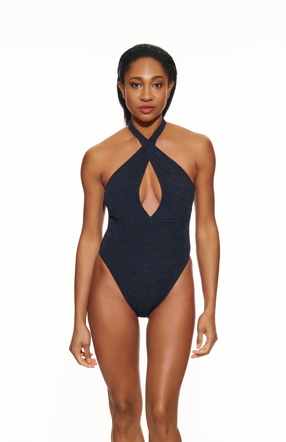 Donna con a nero halter neck swimsuit su sfondo bianco