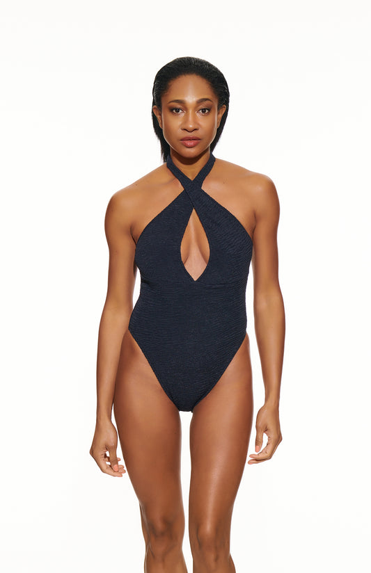 Donna con a nero halter neck swimsuit su sfondo bianco