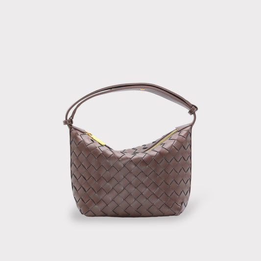 Rechthoekige gevlochten pouch-tas van echt leer in chocoladebruin met goudkleurige rits en smalle schouderband