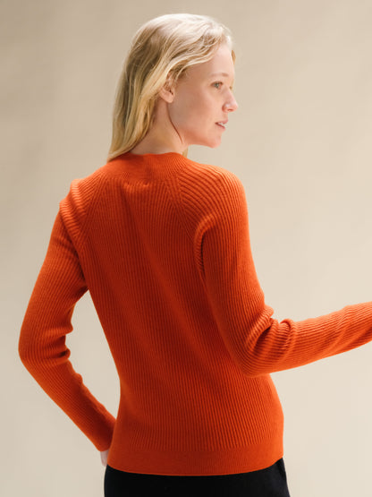 Vista posteriore di una maglia a collo alto corto in misto cashmere arancione acceso a coste