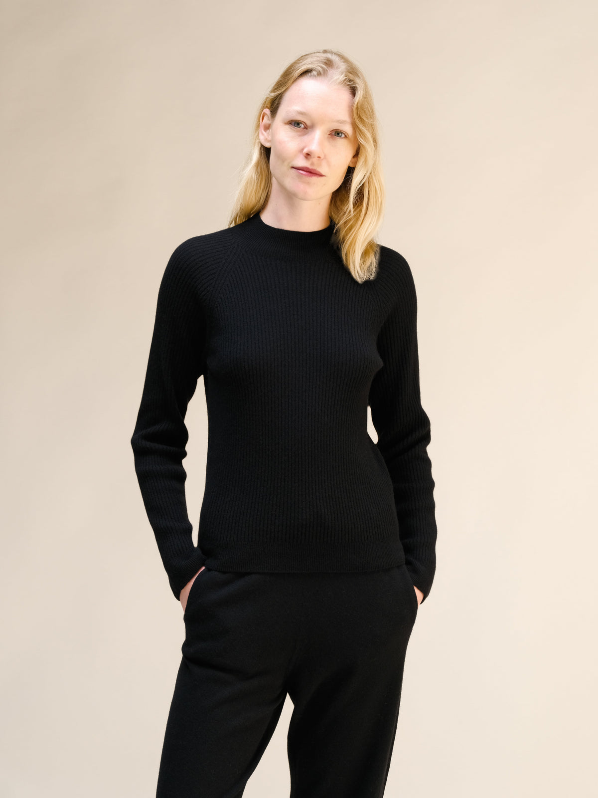 Modella con nero maglione a coste con collo alto con a texture in maglia 3D