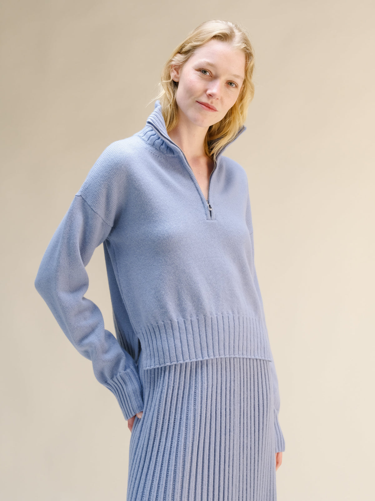 Camisola de gola alta em mistura de lã e caxemira com fecho