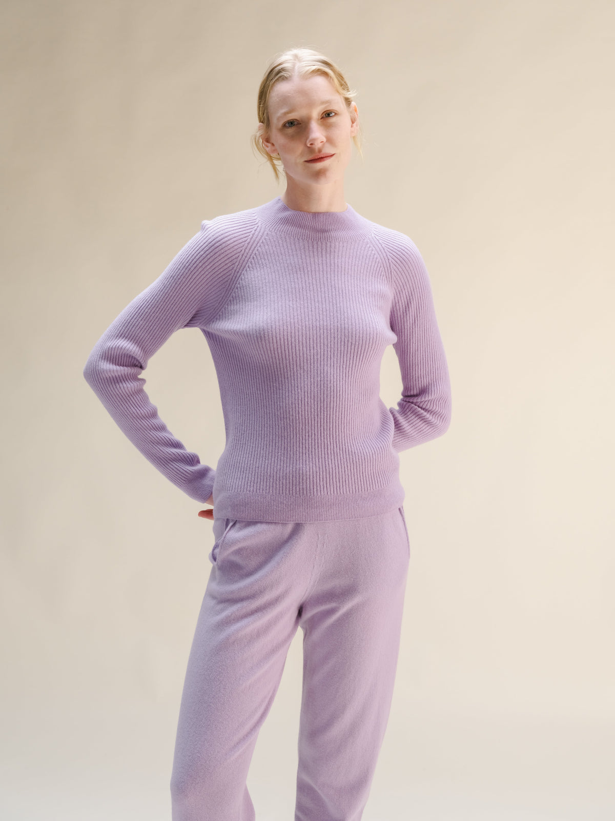 Donna con a lilac maglione a coste con collo alto con matching knit pants