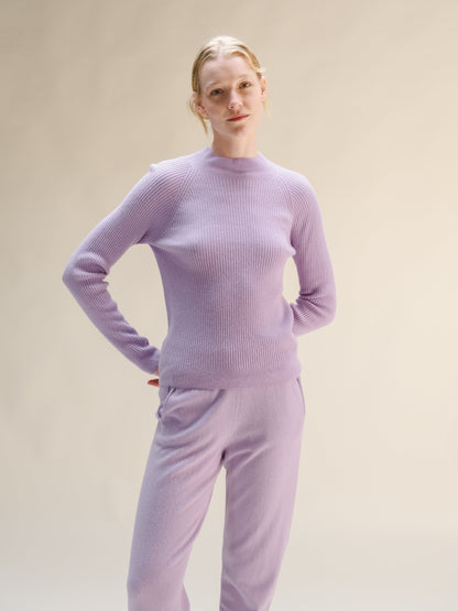Donna con a lilac maglione a coste con collo alto con matching knit pants