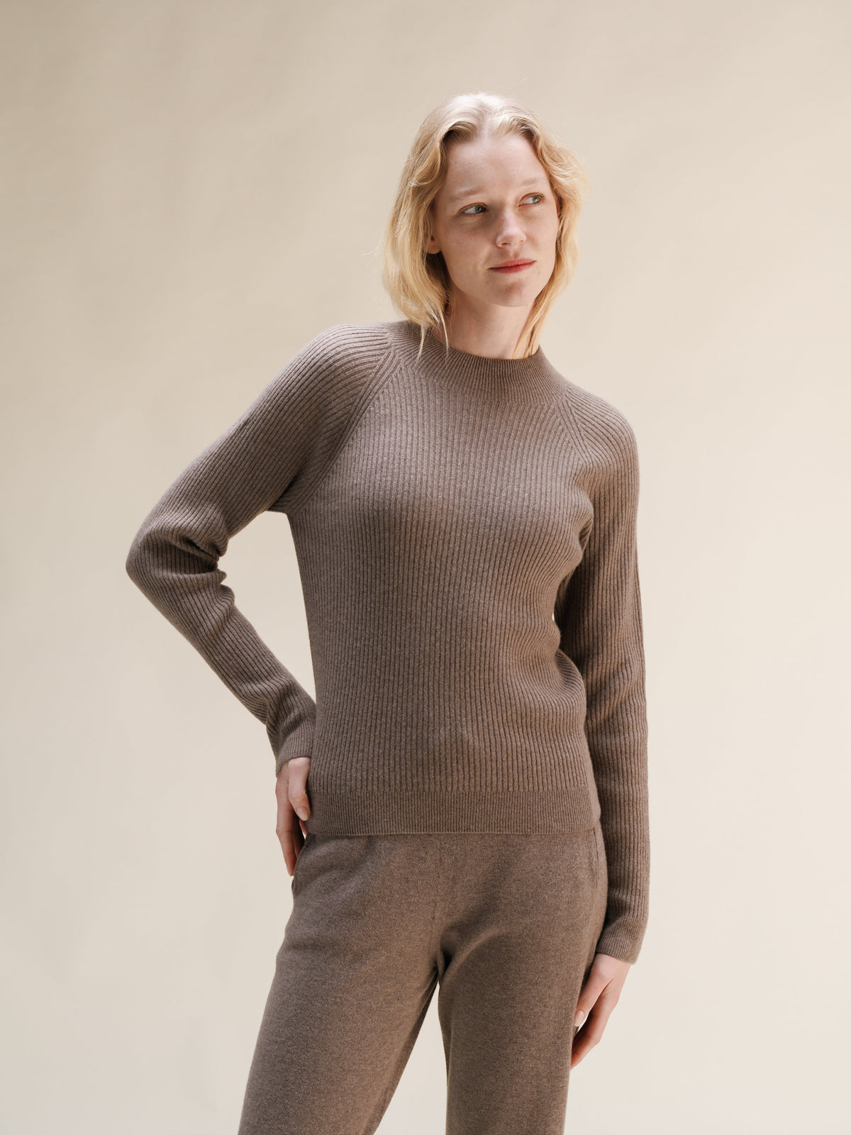 Modella con taupe cashmere mix maglione a coste con collo alto