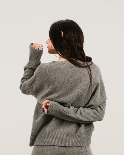 Back view of a modella con a grigio cashmere mix maglione girocollo con a vestibilità rilassata.