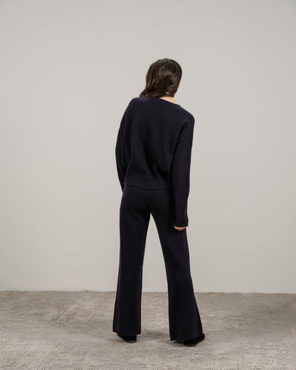 Back view of a modella con navy cashmere mix maglione girocollo con pantaloni coordinati a gamba larga