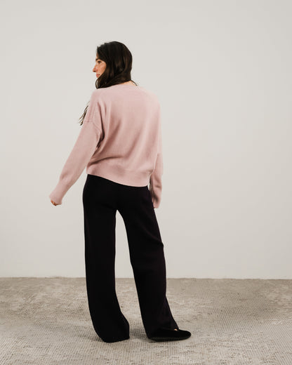 Back view of model in pastel rosa cashmere mix maglione girocollo con vestibilità rilassata e orlo a coste