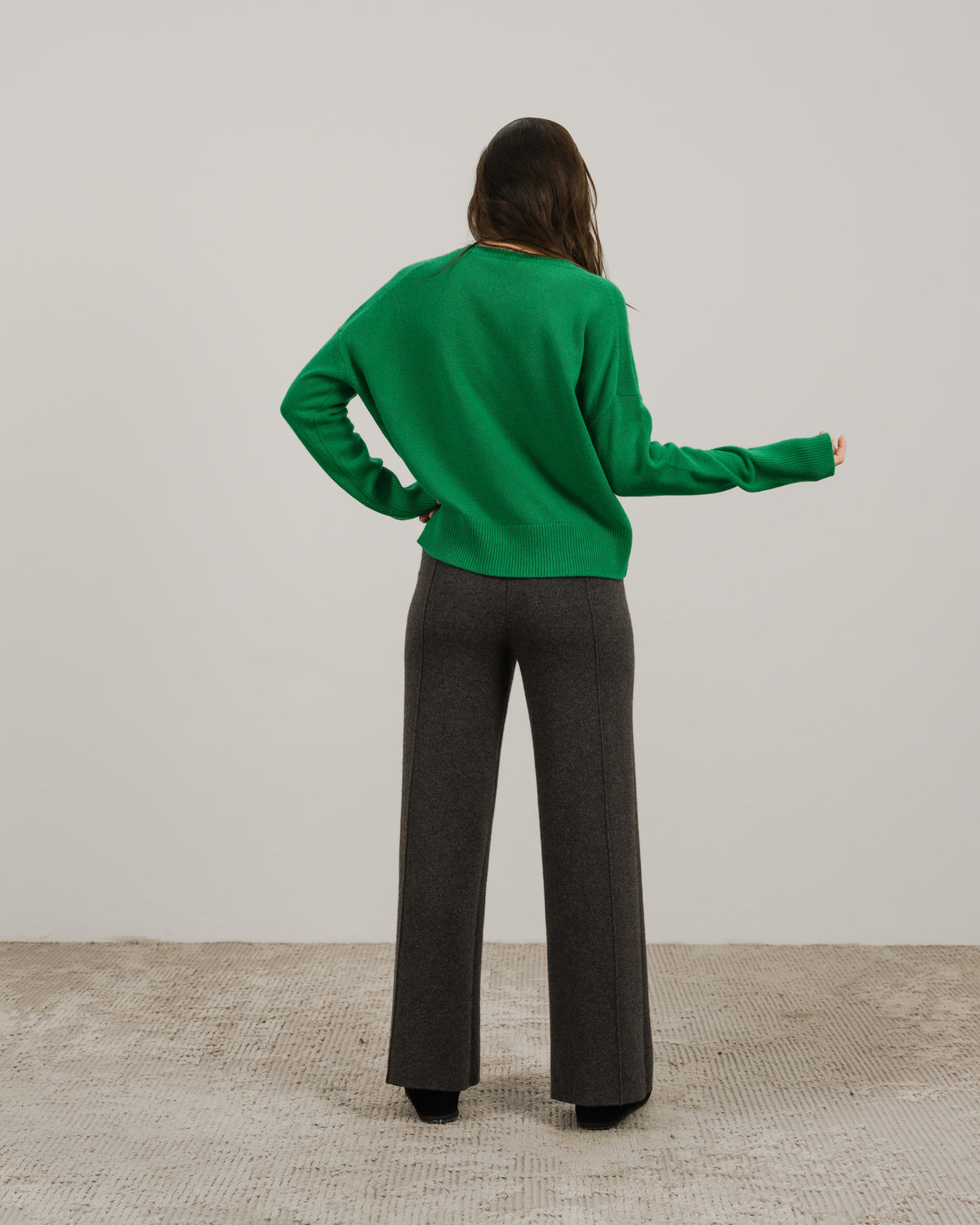 Back view of a person wearing a verde brillante cashmere mix maglione girocollo