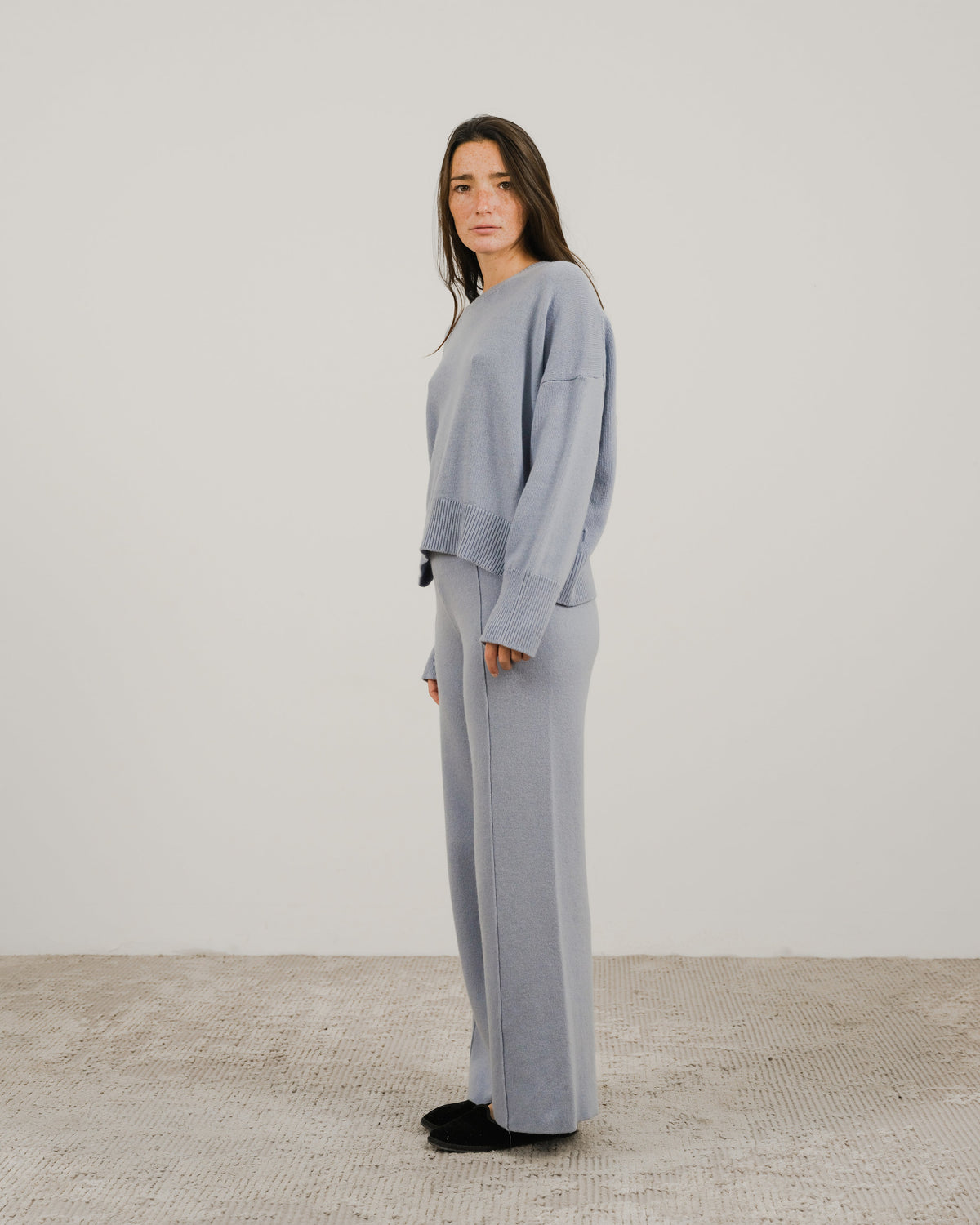Azzurro oversized cashmere mix maglione girocollo worn by a model in a side pose.