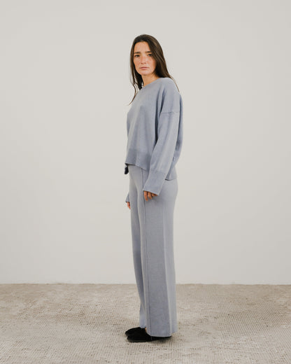 Azzurro oversized cashmere mix maglione girocollo worn by a model in a side pose.