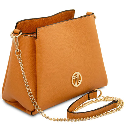 Abby leather shoulder bag in cognacfarben with genarbte Struktur, gold chain strap and circular logo plaque.