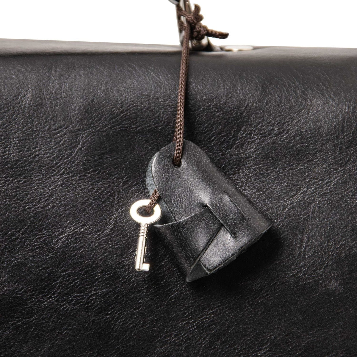 Alessandria piel mate laptop briefcase primer plano with a leather tag and key on a brown cord