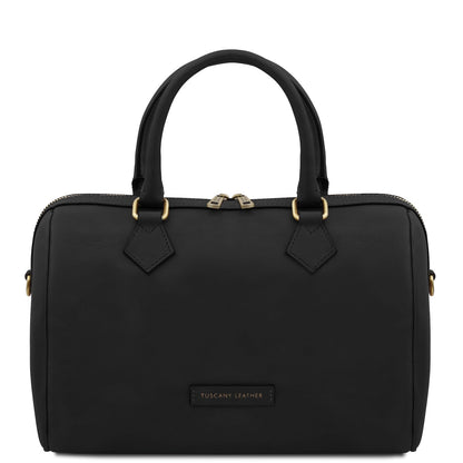 Nero hebag con gold accents su sfondo bianco