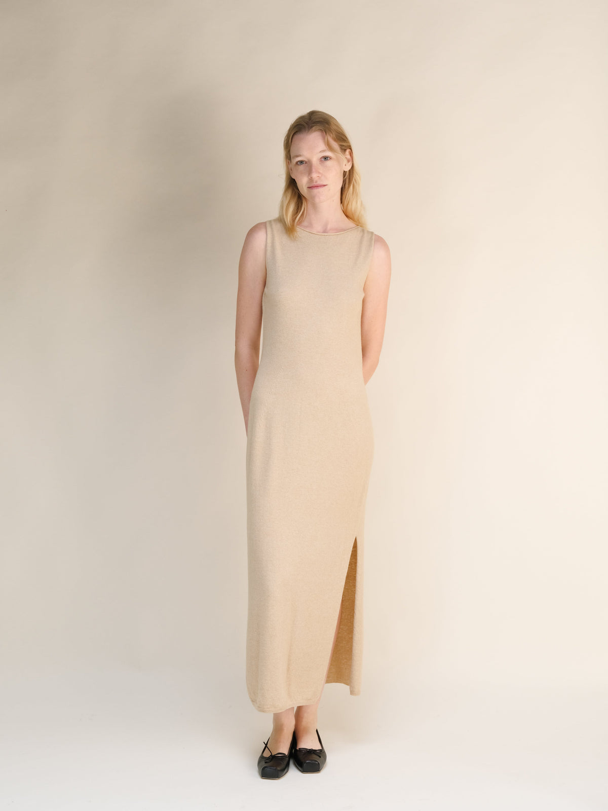 Beige cashmere blend boat neck sleeveless dress llevado por una modelo, full-length knit gown