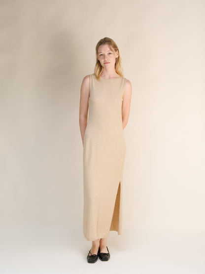 Beige cashmere blend boat neck sleeveless dress llevado por una modelo, full-length knit gown