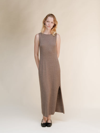 Taupe cashmere blend boat neck sleeveless dress llevado por una modelo in full length against a neutral backdrop