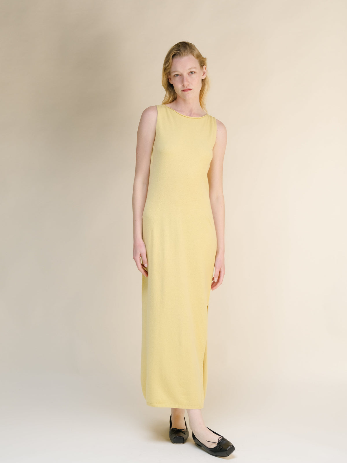 Amarillo pálido cashmere blend boat neck sleeveless maxi dress on a model