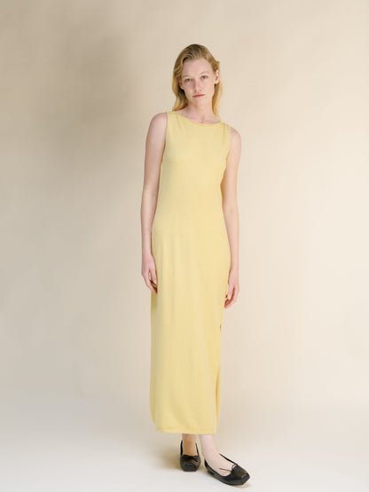 Amarillo pálido cashmere blend boat neck sleeveless maxi dress on a model