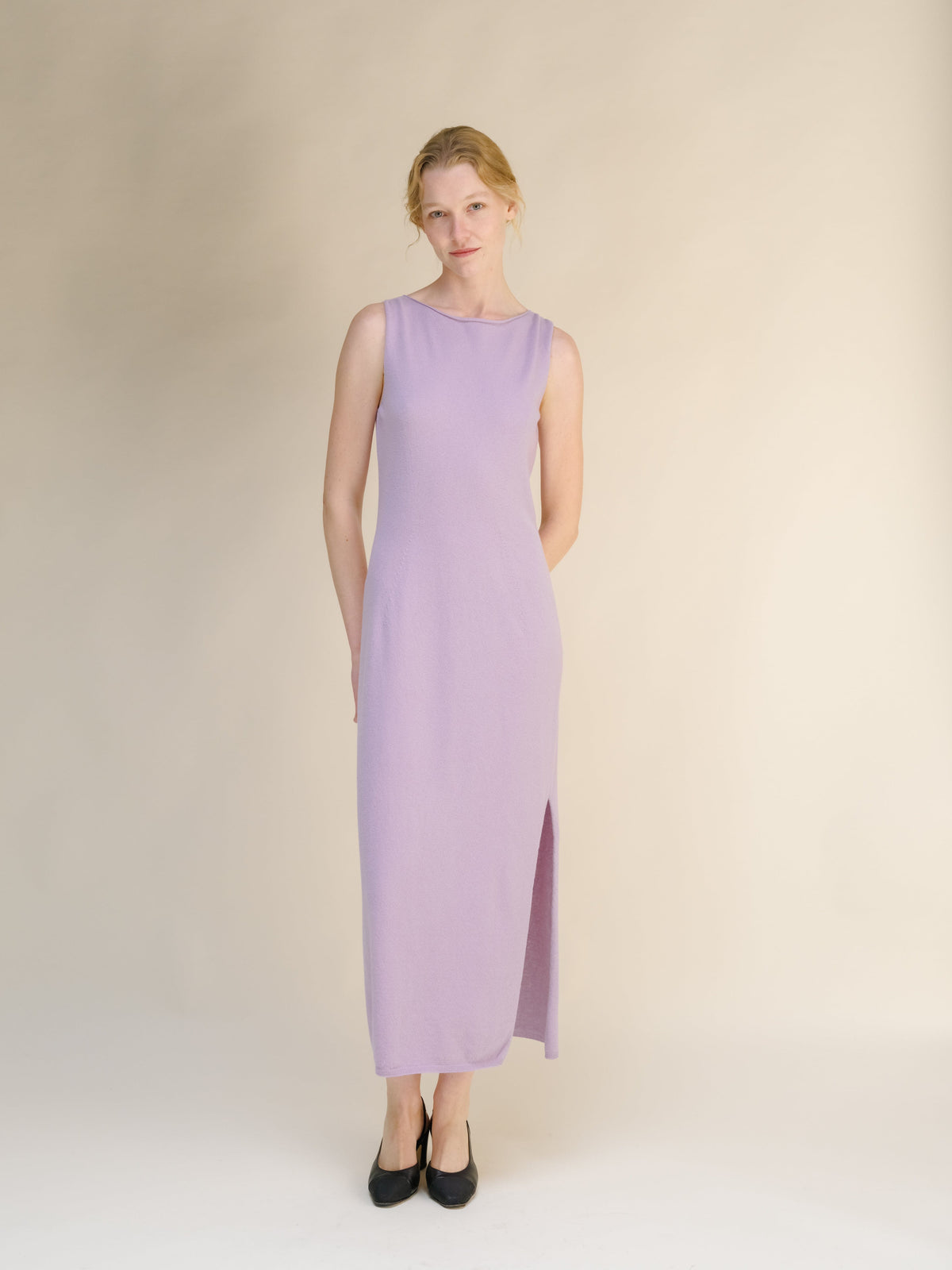 Lila cashmere blend boat neck sleeveless dress llevado por una modelo, full-length knit gown