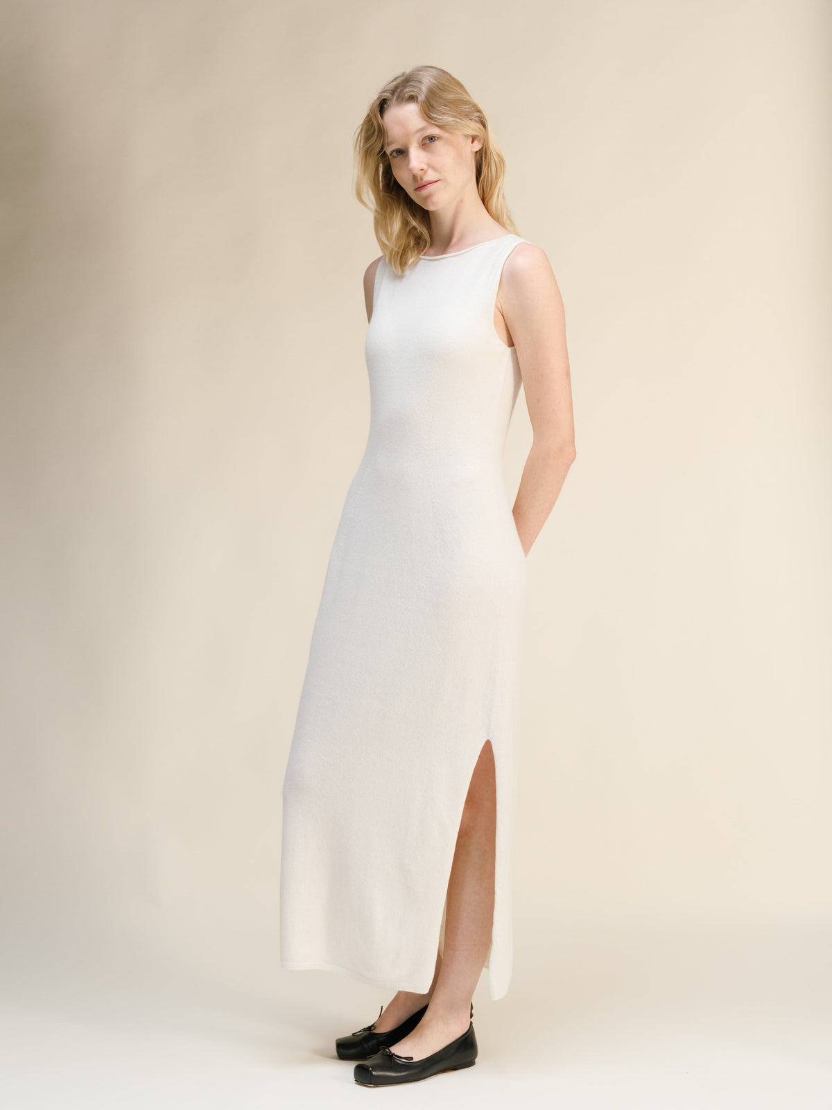 Blanco cashmere blend boat neck sleeveless maxi dress with abertura lateral on a model
