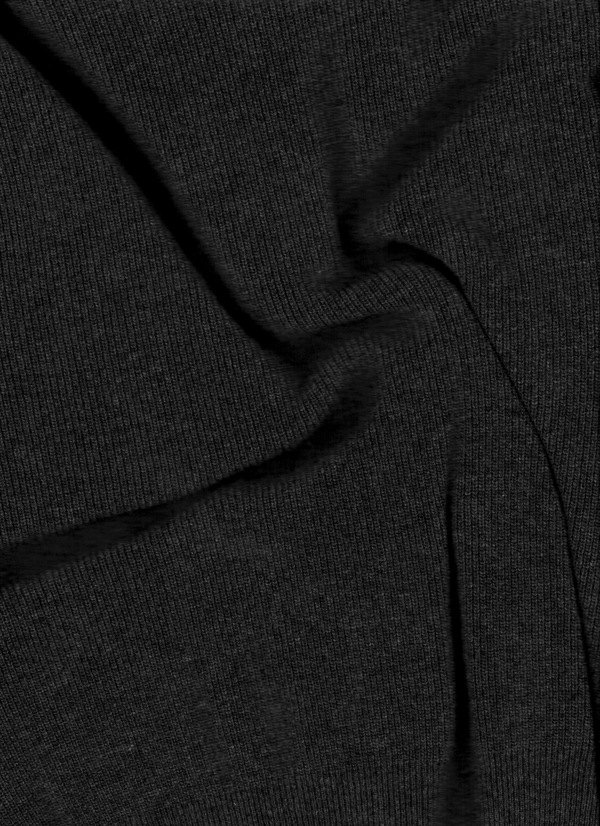 Primer plano de tejido de punto antracita oscuro con canalé visible y detalles de costuras
