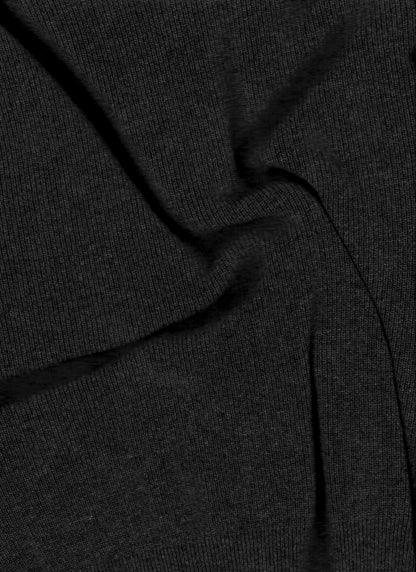 Primer plano de tejido de punto antracita oscuro con canalé visible y detalles de costuras