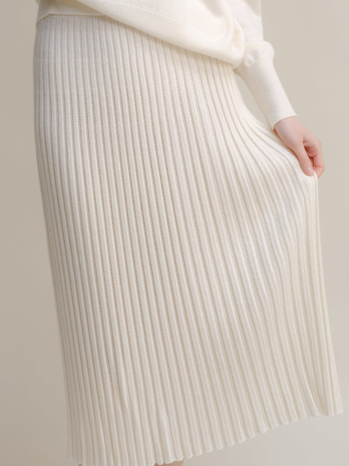 Crema white cashmere blend knit skirt with vertical rib pattern close up