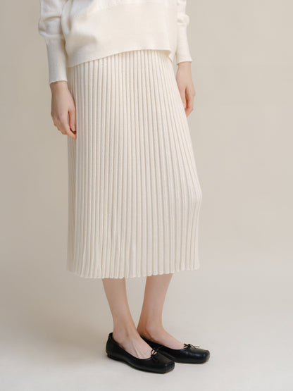 Full view of a blanco crema falda midi de punto de mezcla de cachemira combinada con a jersey a juego