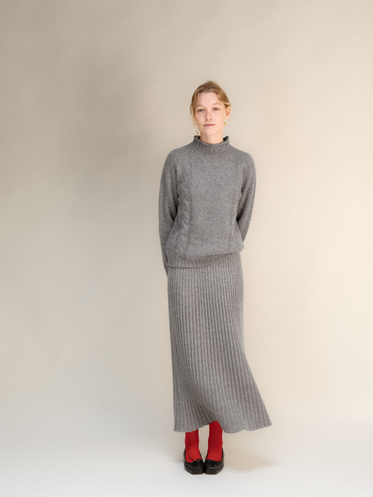 Modelo con gray cashmere blend 3D-knit falda maxi acanalada with a jersey a juego against a neutral backdrop
