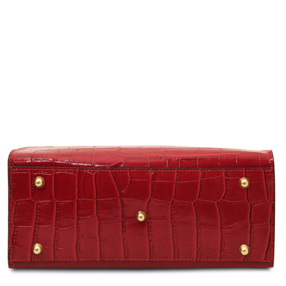 Croque - Croc print leather tote handbag | TL142504 in glossy red embossed leather with gold-tone feet sobre fondo blanco.