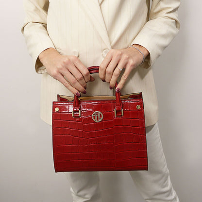 Croque - Bolso tote de piel con estampado de cocodrilo | TL142504 in glossy red with structured silhouette, asa superiors, and herrajes dorados held against neutral outfit.