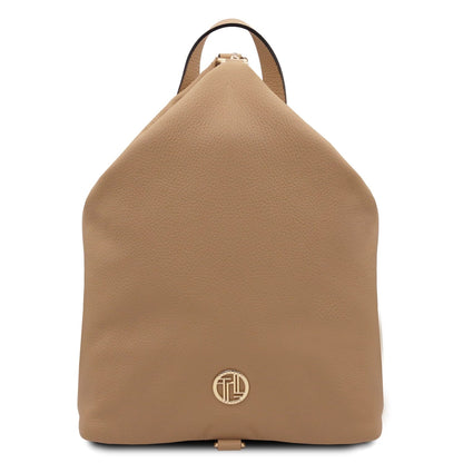 Vista frontale of Dublin zaino in morbida pelle italiana in cuoio con a circular logo color oro at the bottom.