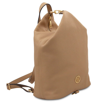 Dublin cuoio zaino in morbida pelle italiana con accessori metallici color oro e small circular logo badge on the front.